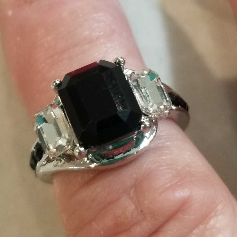 Costume jewelry ring. R4